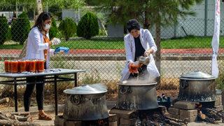 Diyarbakır'da kazanlar ihtiyaç sahiplerine kışlık konserve için kaynadı