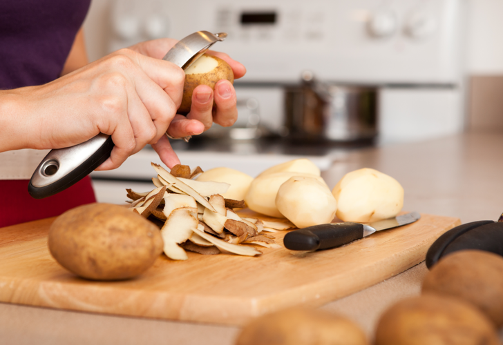 Patates kabuklarını çöpe attığınız için pişman olacaksınız! Patates kabuklarının çok faydalı kullanım alanları