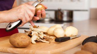 Patates kabuklarını çöpe attığınız için pişman olacaksınız! Patates kabuklarının çok faydalı kullanım alanları