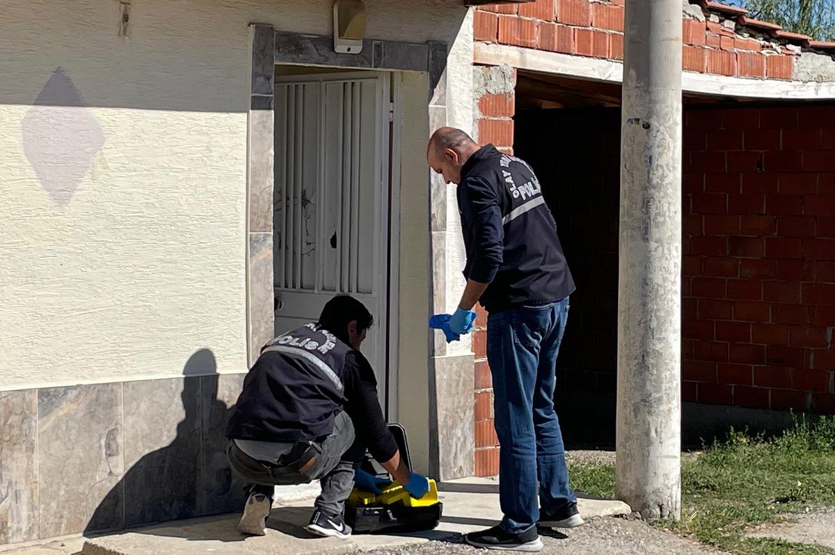 Eskişehir'de evde &ccedil;ıkan silahlı kavgada 2 kişi &ouml;ld&uuml;