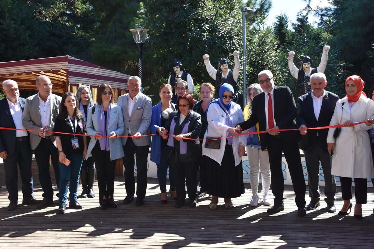 Trabzon'da kadınlar, evlerinde &uuml;rettikleri &ccedil;eşitli &uuml;r&uuml;nleri "Mor Pazar"da t&uuml;keticiyle buluşturdu