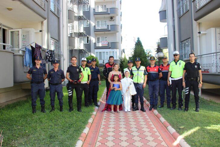 Aydın'da polis ve jandarma, sünnet olan şehit çocuğunun araç konvoyuna katıldı G1