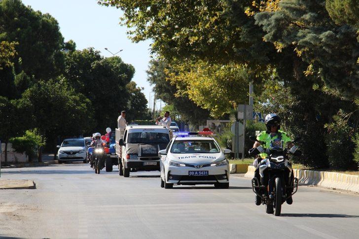 Aydın'da polis ve jandarma, sünnet olan şehit çocuğunun araç konvoyuna katıldı G2