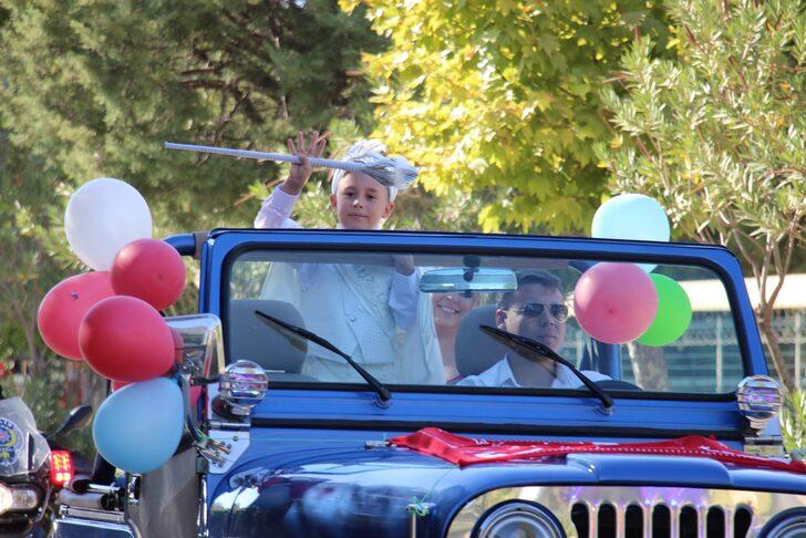 Aydın'da polis ve jandarma, sünnet olan şehit çocuğunun araç konvoyuna katıldı G3