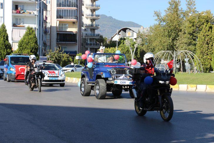 Aydın'da polis ve jandarma, sünnet olan şehit çocuğunun araç konvoyuna katıldı G4