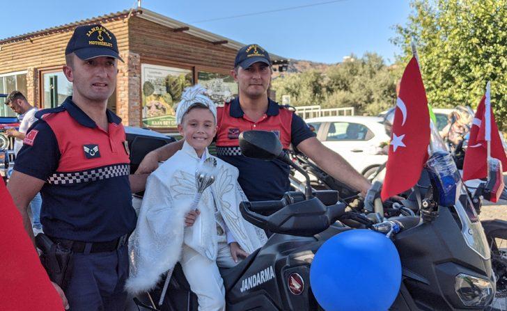 Aydın'da polis ve jandarma, sünnet olan şehit çocuğunun araç konvoyuna katıldı G5
