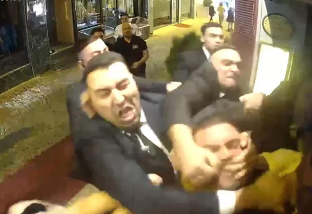 SON DAKİKA | Ortak&ouml;y'deki eğlence mekanındaki kavganın detayları ortaya &ccedil;ıktı! Bodyguardlar &ouml;ld&uuml;resiye d&ouml;vm&uuml;şt&uuml;...