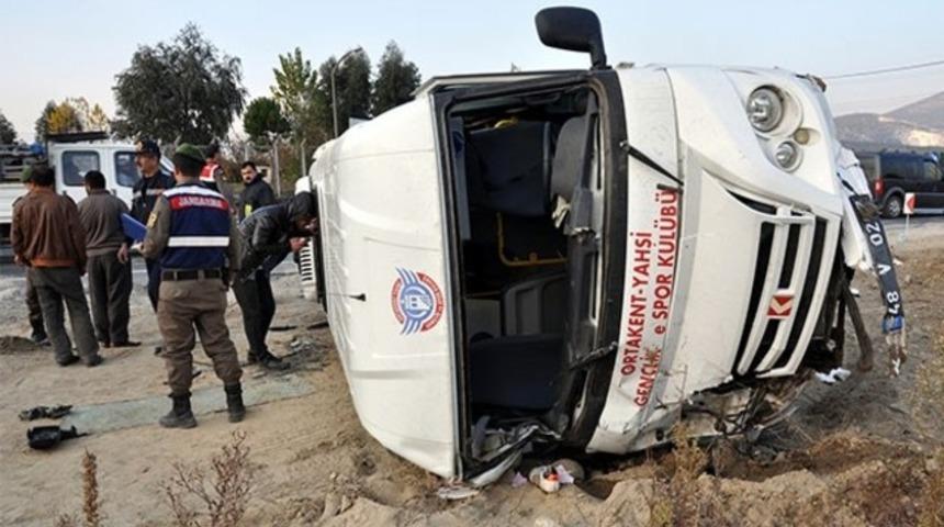 Futbolcuları taşıyan minib&uuml;s, otomobile &ccedil;arptı: 8 yaralı