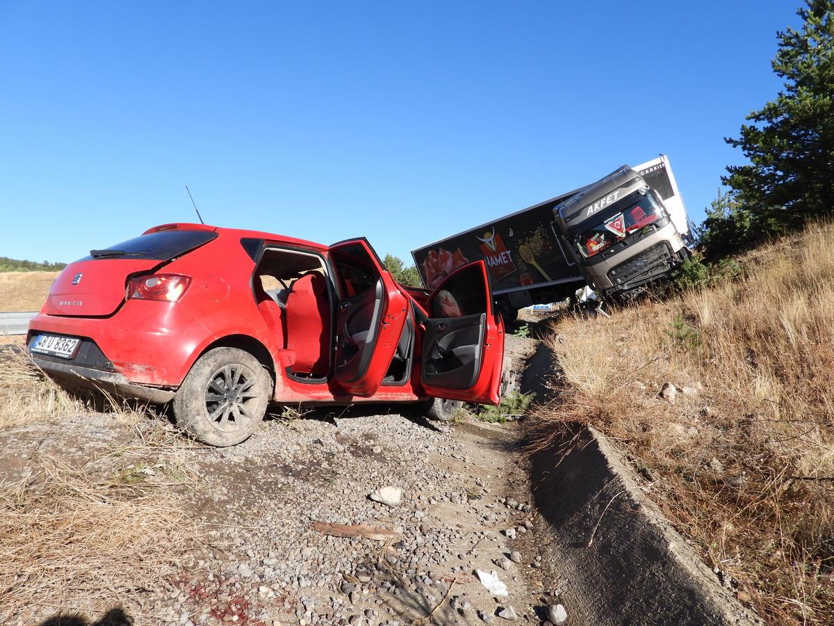 Kars'taki trafik kazasında &ouml;len 4 arkadaşın cenazesi toprağa verildi