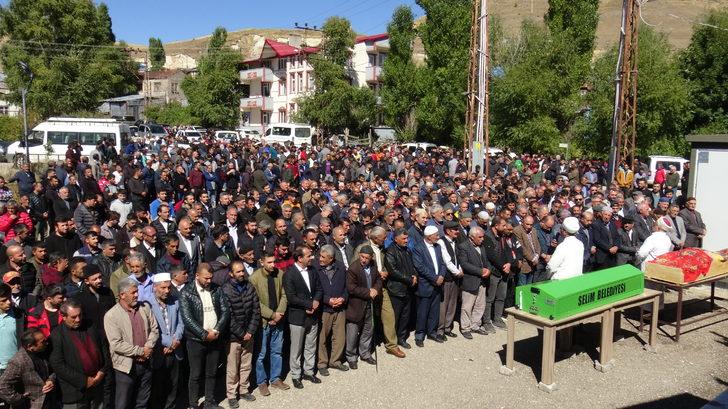 Kars'taki trafik kazasında ölen 4 arkadaşın cenazesi toprağa verildi G5