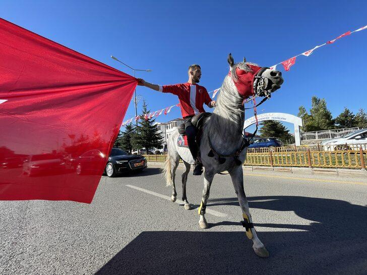 MHP Genel Başkanı Bahçeli'yi Erzurum'da atlı ciritçiler karşıladı G2
