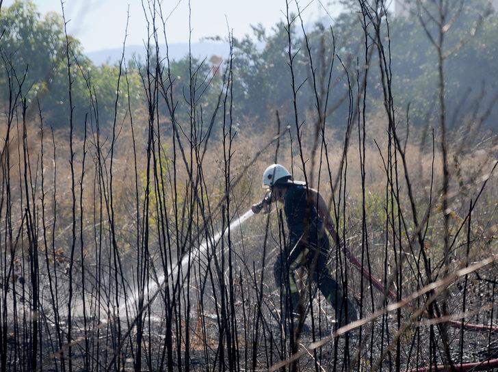 Antalya'da otluk alanda çıkan yangın kontrol altına alındı G1