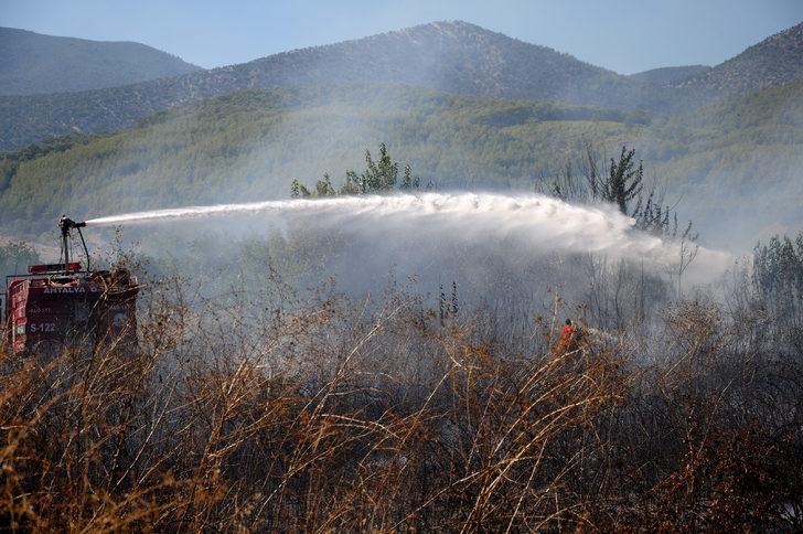 Antalya'da otluk alanda çıkan yangın kontrol altına alındı G5