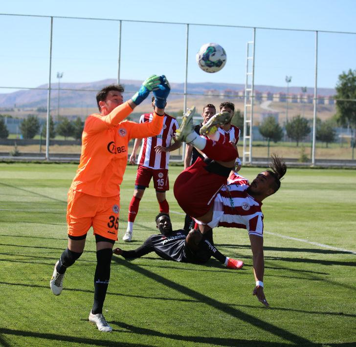 Futbol: Hazırlık maçı G4