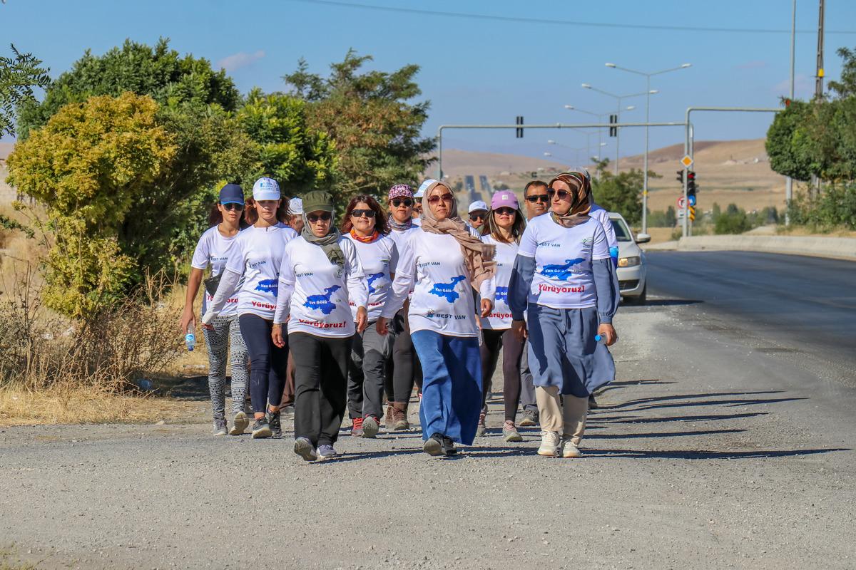 Van'da kadınlar, Van G&ouml;l&uuml;'ne dikkati &ccedil;ekmek i&ccedil;in y&uuml;r&uuml;yor