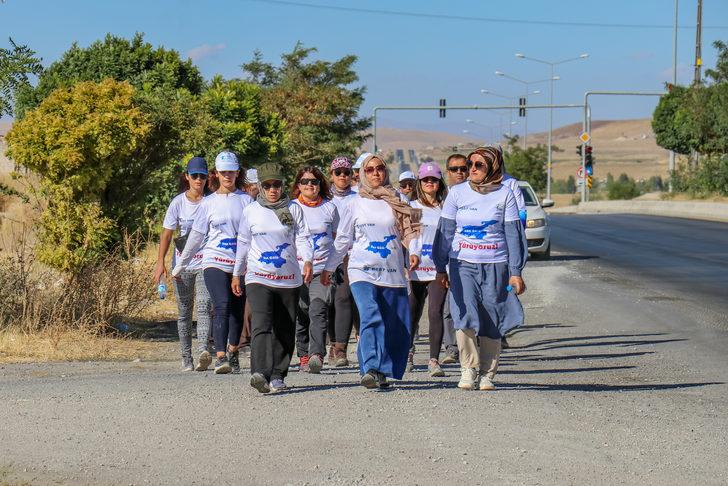 Van'da kadınlar, Van Gölü'ne dikkati çekmek için yürüyor G1