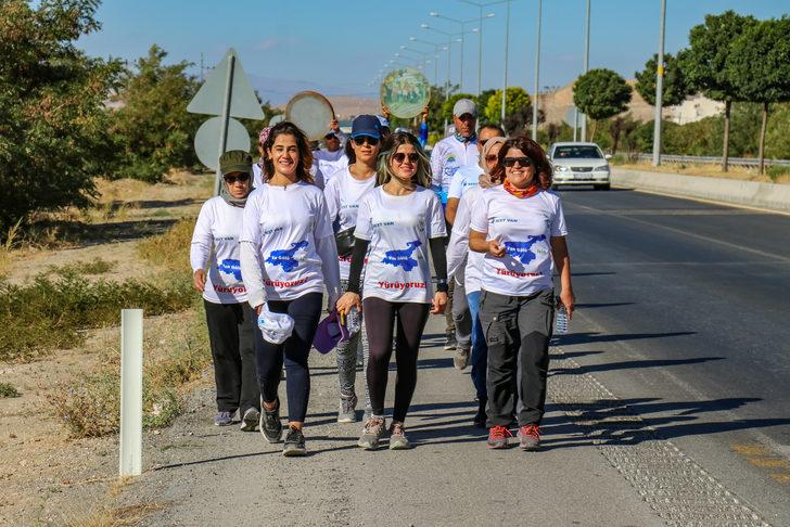 Van'da kadınlar, Van Gölü'ne dikkati çekmek için yürüyor G3