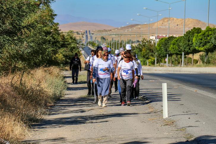 Van'da kadınlar, Van Gölü'ne dikkati çekmek için yürüyor G4