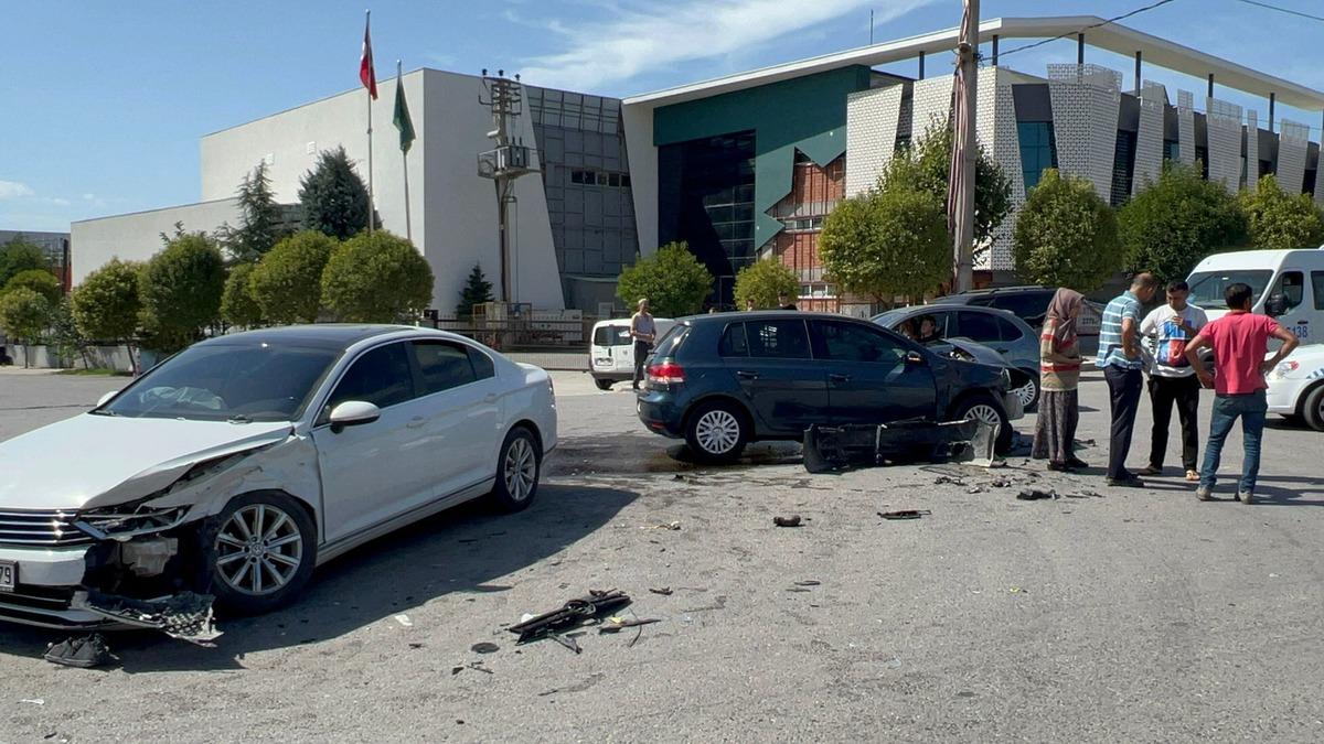 Kocaeli'de trafik kazasında 2 kardeş yaralandı