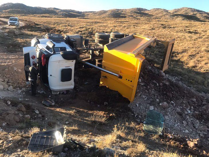 Sivas'ta devrilen hafriyat kamyonunun şoförü yaralandı G1