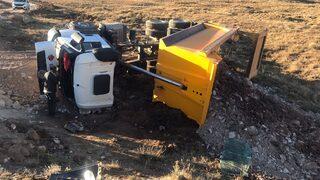 Sivas'ta devrilen hafriyat kamyonunun şoförü yaralandı