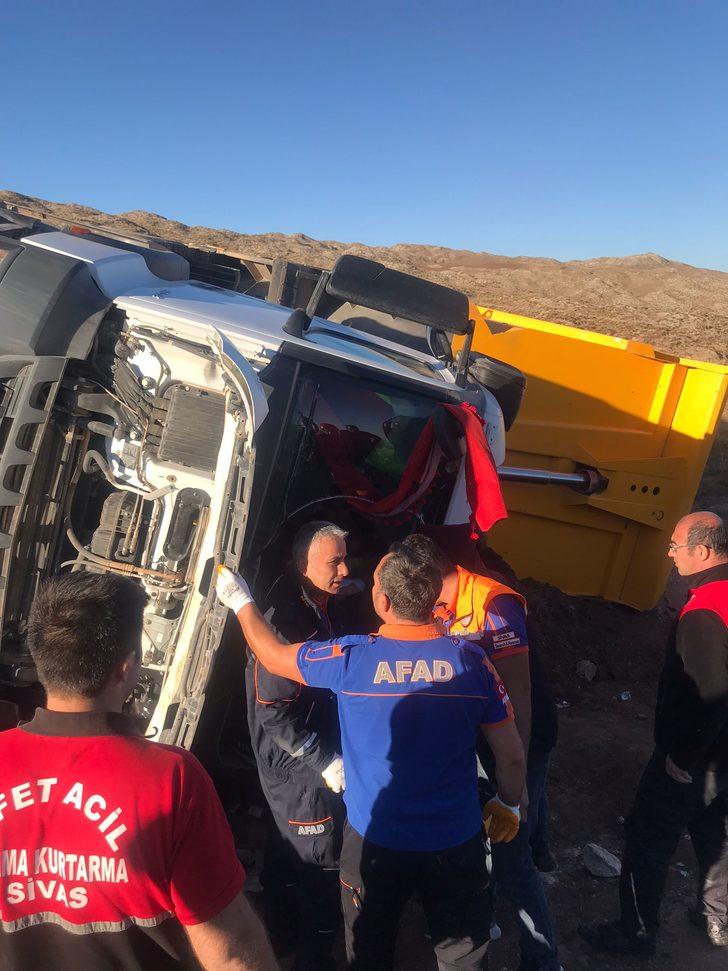 Sivas'ta devrilen hafriyat kamyonunun şoförü yaralandı G2