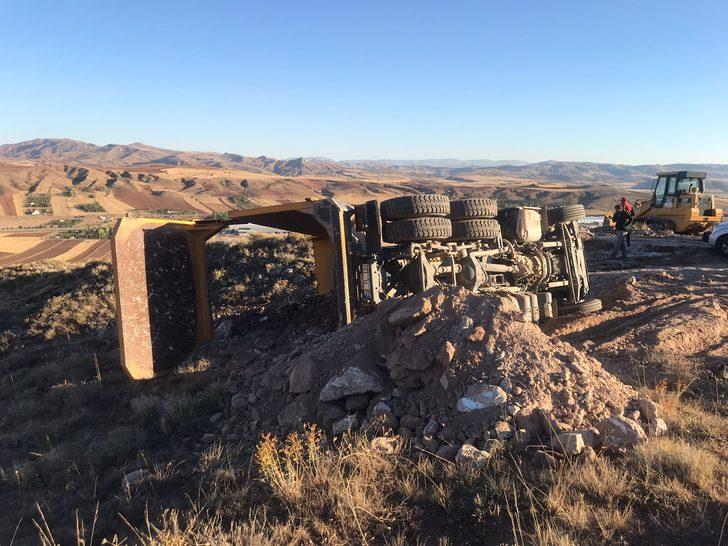Sivas'ta devrilen hafriyat kamyonunun şoförü yaralandı G3