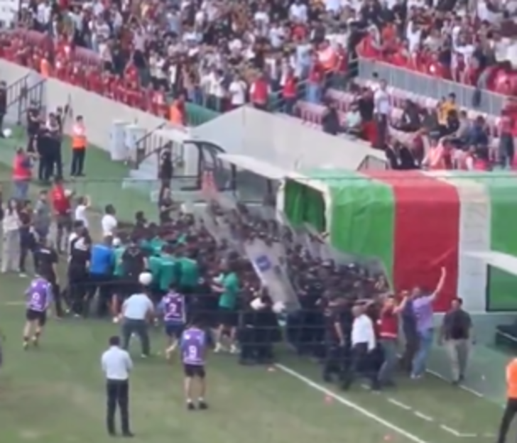 Sosyal medya çalkalanıyor: Amedspor-Bursaspor maçında olay üstüne olay! Terör örgütüne ait paçavralar... G3