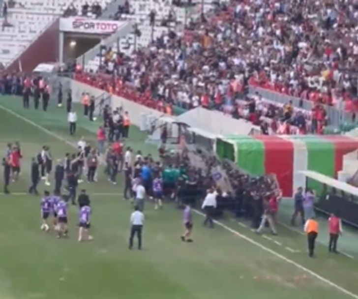 Sosyal medya çalkalanıyor: Amedspor-Bursaspor maçında olay üstüne olay! Terör örgütüne ait paçavralar... G4