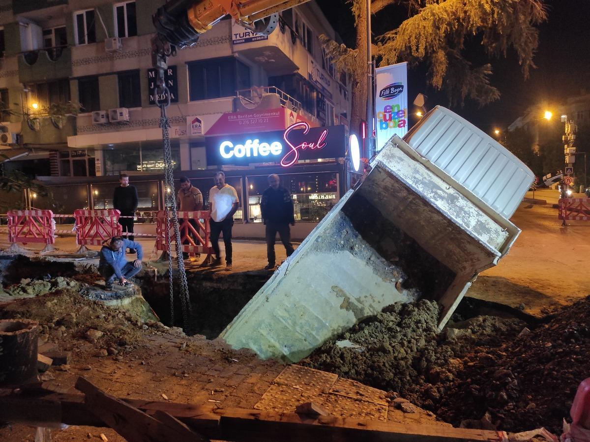 İSKİ'nin &ccedil;alışması sırasında &ccedil;ukura d&uuml;şen kamyonet &ccedil;ekiciyle &ccedil;ıkarıldı