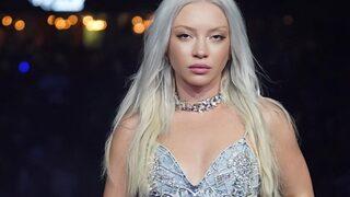 Şarkıcı Ece Seçkin süper mini eteğiyle sahneye çıktı! Bakın kime benzetildi...