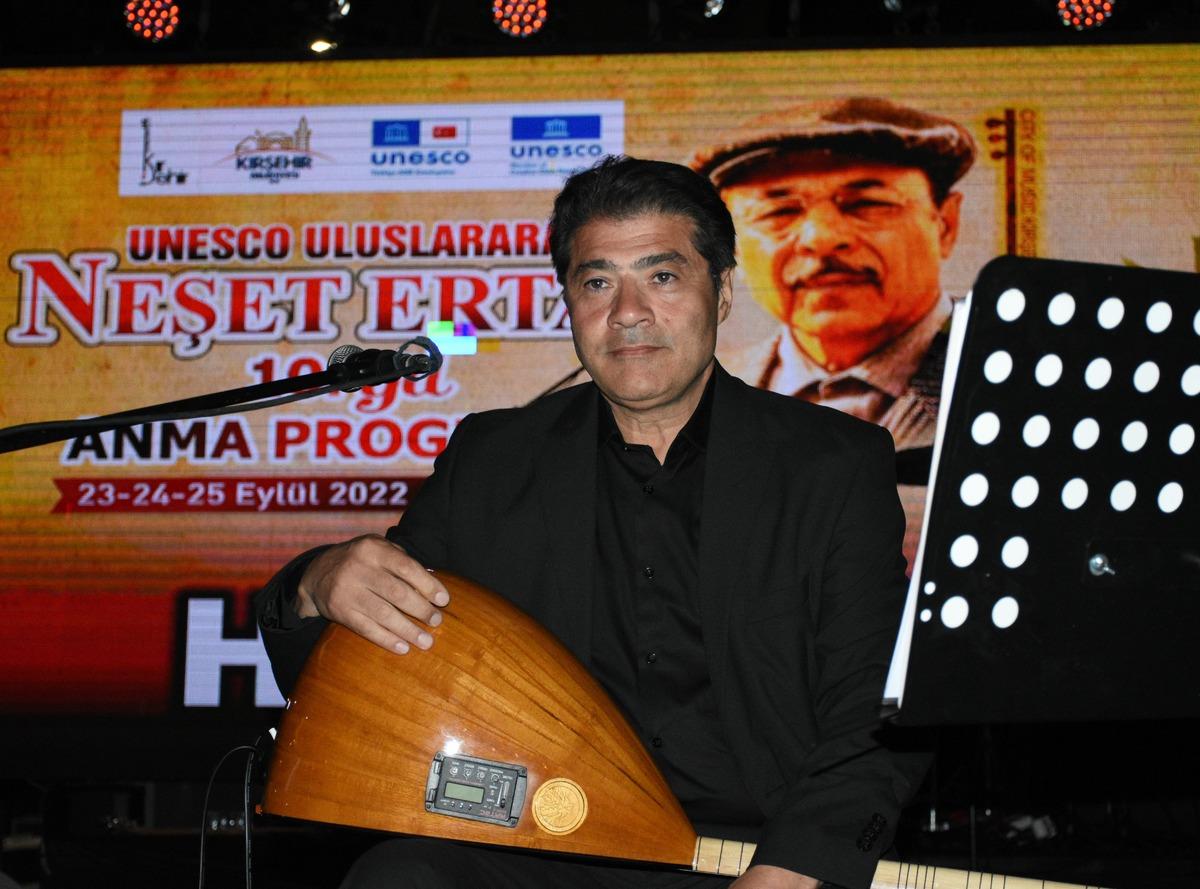 "Bozkırın tezenesi"nin oğlu H&uuml;seyin Ertaş, babasına ait t&uuml;rk&uuml;leri ilk defa seslendirdi