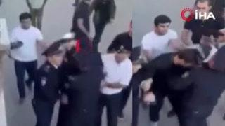 Rusya'da seferberlik ilanının ardından protestolar tırmandı! Polisin tokatına kafa atarak karşılık verdi