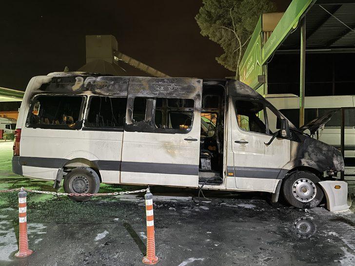 İzmir'de akaryakıt istasyonu bitişiğinde yanan minibüs kullanılmaz hale geldi G2
