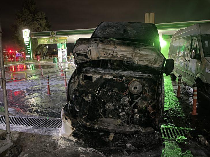 İzmir'de akaryakıt istasyonu bitişiğinde yanan minibüs kullanılmaz hale geldi G3