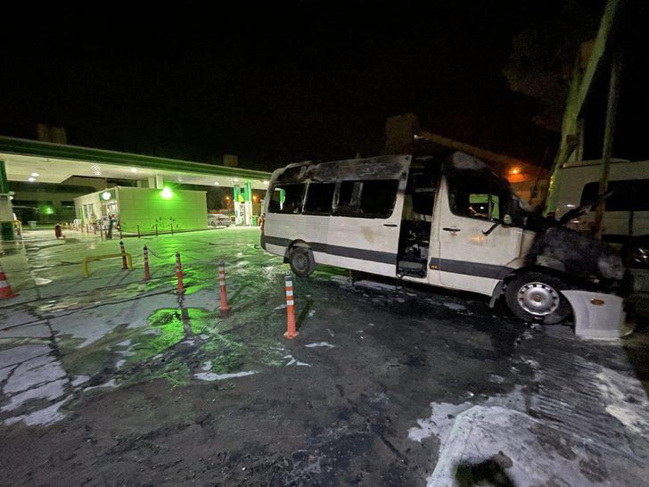 İzmir'de akaryakıt istasyonu bitişiğinde yanan minibüs kullanılmaz hale geldi G4