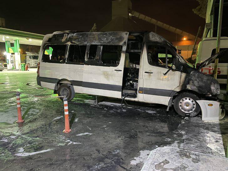 İzmir'de akaryakıt istasyonu bitişiğinde yanan minibüs kullanılmaz hale geldi G5