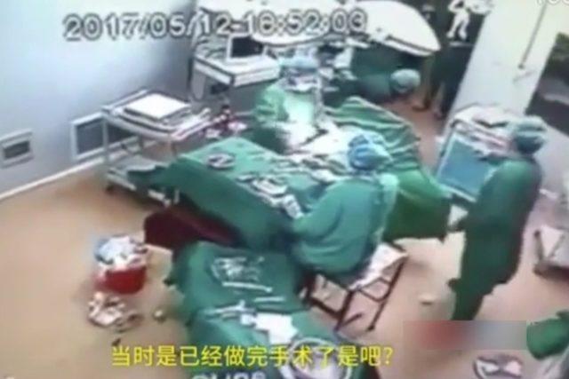 Doktor ve hemşire ameliyatta yumruk yumruğa kavga etti 1