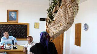 Kesilen ağacını omuzladı, ‘Neden kestiniz’ diye belediyeye hesap sordu