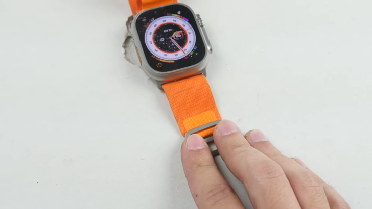 Apple Watch Ultra, çekiçle test edildi: Saatten önce masa kırıldı!