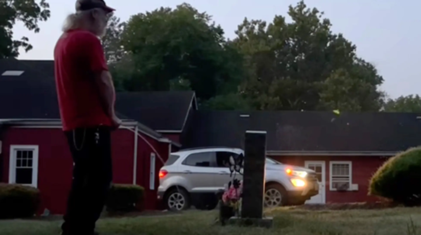 48 yıl önce boşandığı eşinden öyle bir intikam aldı ki... Her sabah mezarının başına gidip idrarı yapıyordu