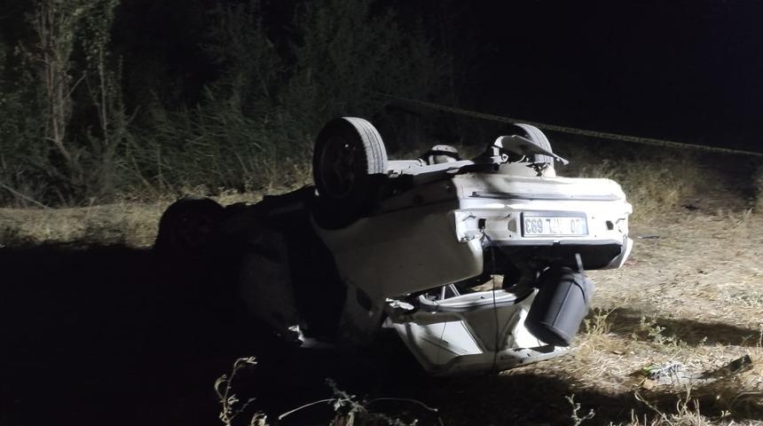 Denizli'de devrilen otomobildeki 2 kişi öldü, 1 kişi yaralandı