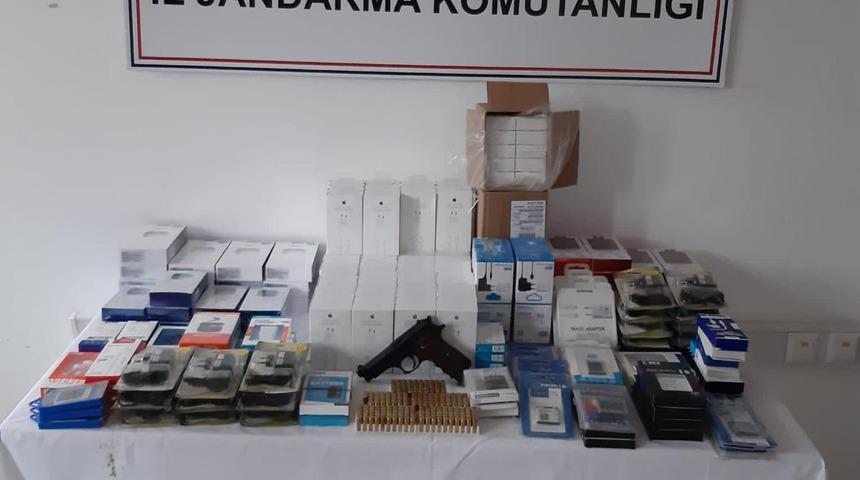 Kocaeli'de deposunda kaçak cep telefonu aksesuarları ele geçirilen zanlıya gözaltı