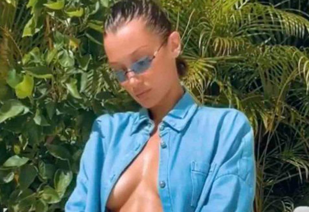Bella Hadid g&ouml;beğine kadar inen dekoltesiyle olay oldu! 