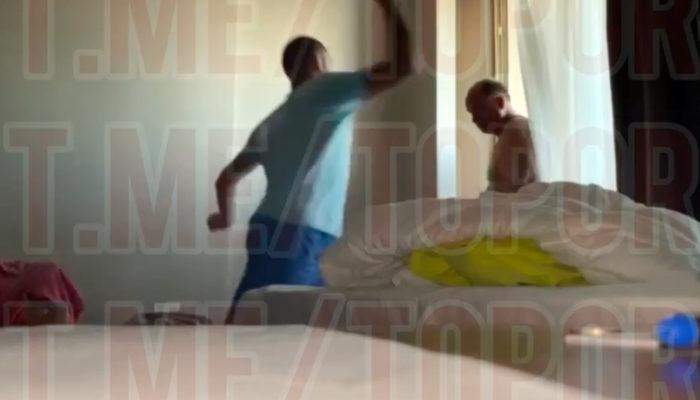 Otelde annesini sikiyor