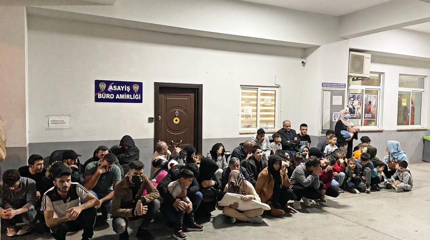 Marmaris'te bir apartta 85 d&uuml;zensiz g&ouml;&ccedil;men yakalandı