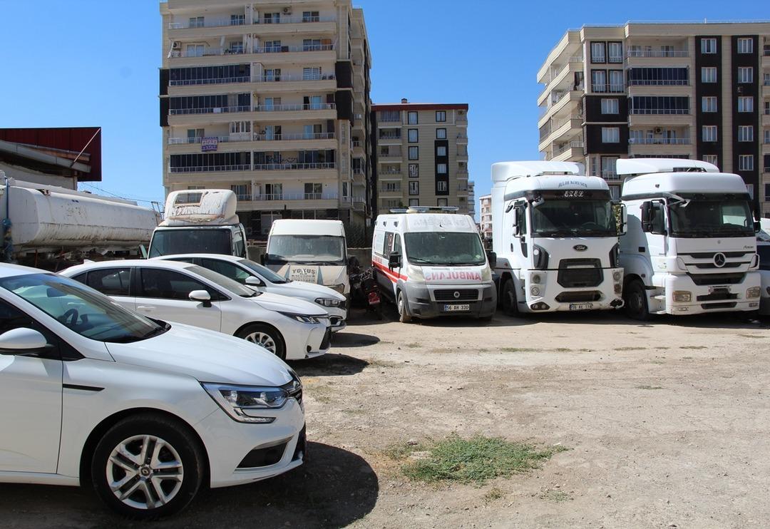 Araba fiyatları artınca vatandaş oraya y&ouml;neldi! Değeri 30 milyon liranın &uuml;zerinde: Aralarında ambulans da var, TIR da&hellip;