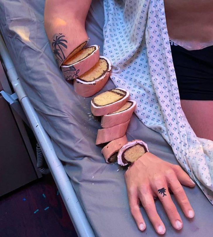 Sosyal medyayı sallayan görüntü! Hastahane yatağında yatan adam pastası herkesi şaşırttı G2