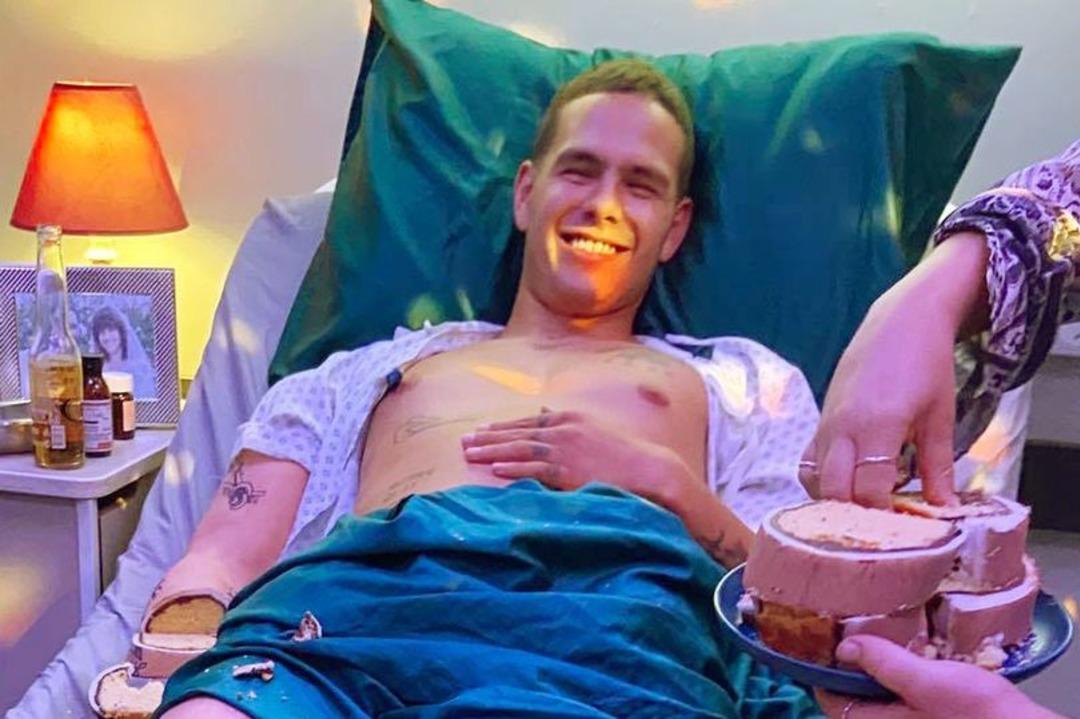 Sosyal medyayı sallayan g&ouml;r&uuml;nt&uuml;! Hastahane yatağında yatan adam pastası herkesi şaşırttı