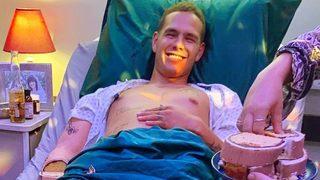 Sosyal medyayı sallayan görüntü! Hastahane yatağında yatan adam pastası herkesi şaşırttı